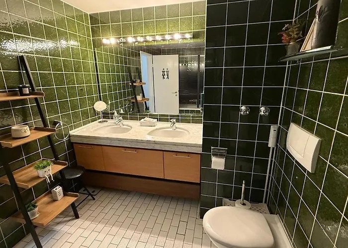 Modern & Cozy With Fireplace & Balcony شقة